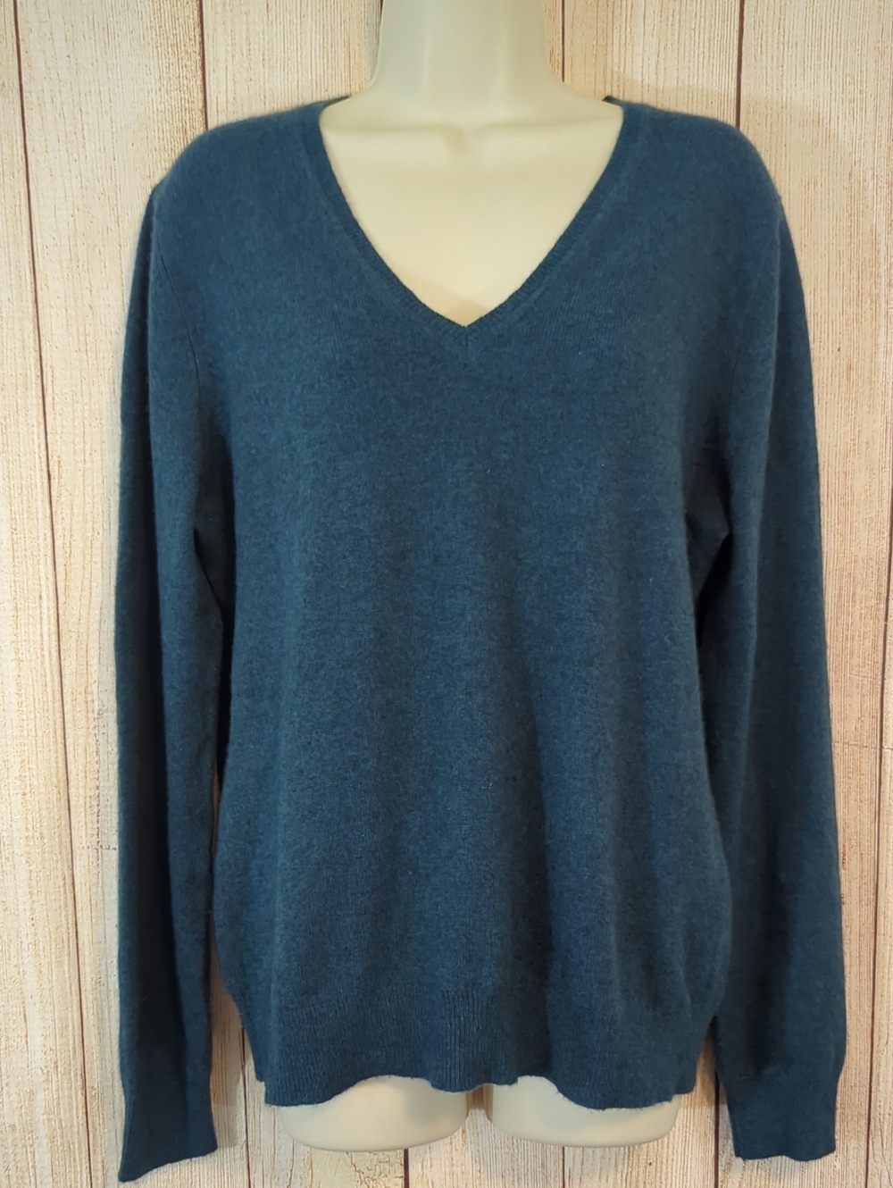 Lord and Taylor teal 100% cashmere sweater v neck long sleeve cozy fall winter S